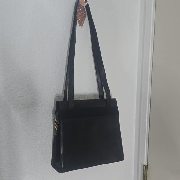 Salvatore Ferragamo Elegant Vera Bow Black & Gold Shoulder Bag (EUC)(COA)✨️🖤✨️ - Picture 15 of 16